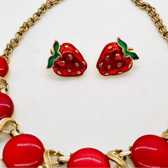 Vintage Red Thermoset Necklace & Strawberry Earrings - Picture 6 of 14